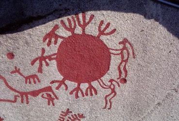 Figuren und Tiere um eine Sonne